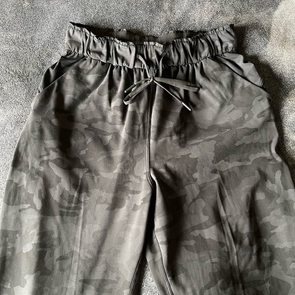 Stretch High-Rise Pant 7/8 Length IN BLACK CAMO! Women’s size 6!! 🖤 - Picture 2 of 5